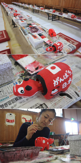 Painting Akabeko at Nisshinkan